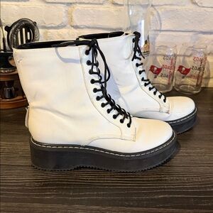 Kendall + Kylie Women's White Faux Leather Hunt2 Combat Lug Sole Boot